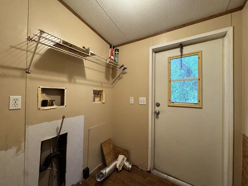 Laundry area with washer dryer hookups